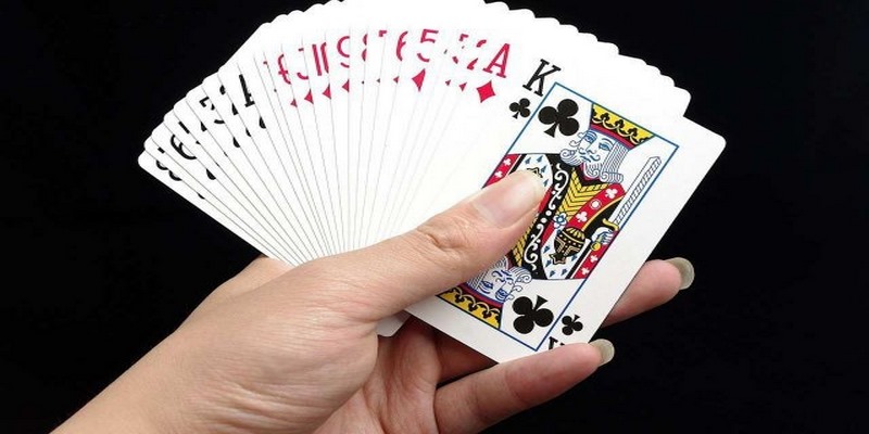 huong dan cach choi bai 3 cay bip 2 Tráo bài là chiêu thức đầu tiên trong cách chơi bài 3 cây bịp